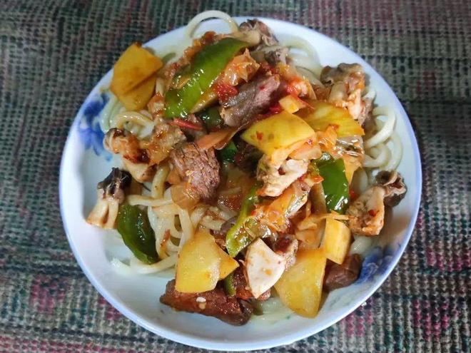 人都没吃过的美食;巴楚蘑菇拌面！PG电子麻将胡了299%的新疆(图2)